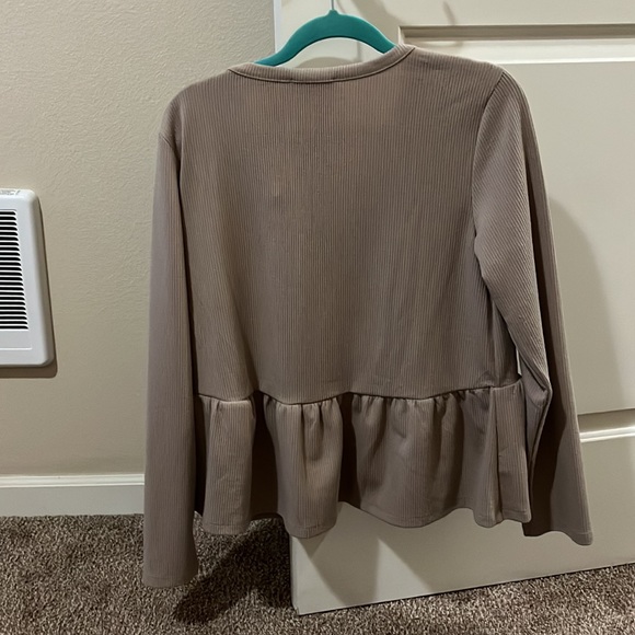 Size L Mine brand peplum long sleeve - Picture 2 of 2